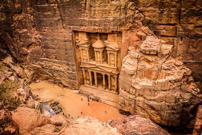 Foto mirando hacia los pilares tallados de Petra en Jordania