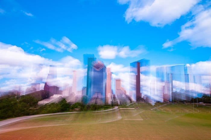 Edificios de la ciudad contra un cielo brillante fotografiado con obturador lento para un efecto de desenfoque