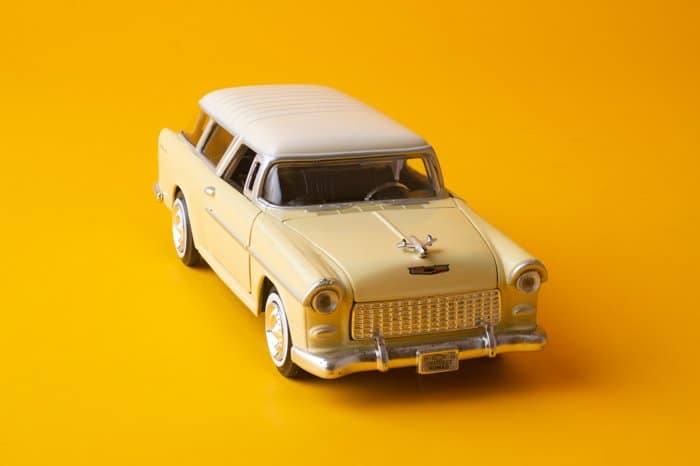 Una imagen nítida de un coche de juguete sobre un fondo amarillo
