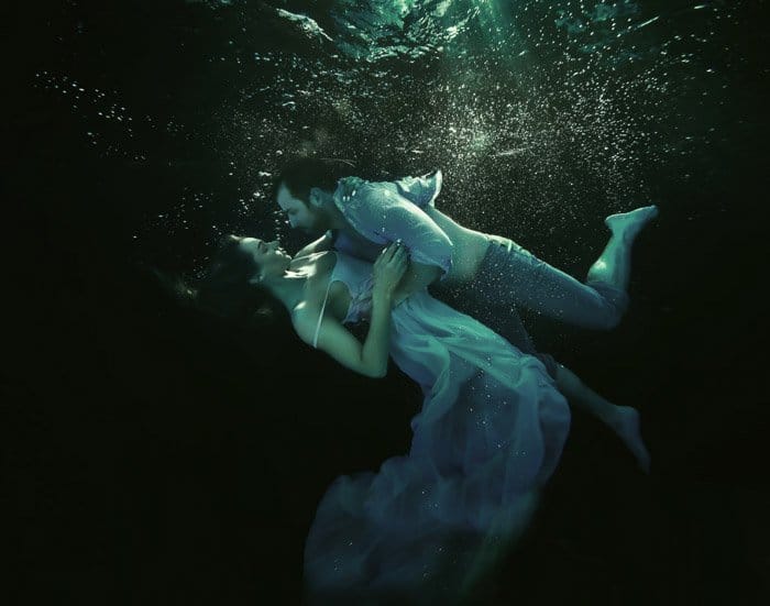 Sesión de fotos submarina atmosférica de una pareja abrazándose bajo el agua