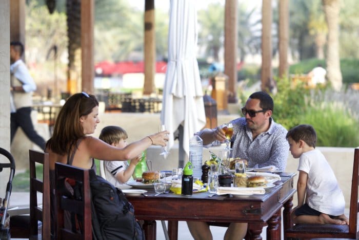 Un retrato de familia cenando al aire libre en vacaciones