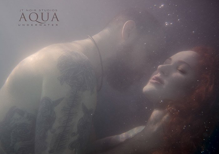 Imagen publicitaria sensual de una pareja abrazándose bajo el agua