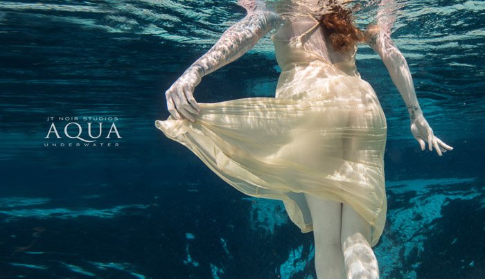 Retrato submarino de ensueño de una natación modelo femenino