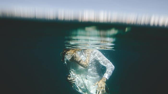 una romántica sesión de fotografía de pareja bajo el agua