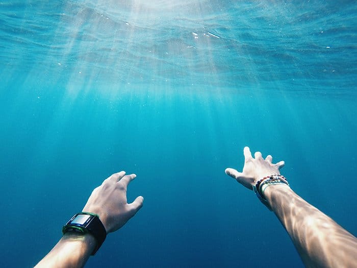 Genial fotografía submarina de los brazos extendidos de un nadador