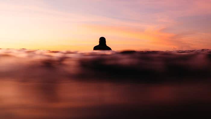 Foto de ensueño de la silueta de un nadador durante la hora dorada