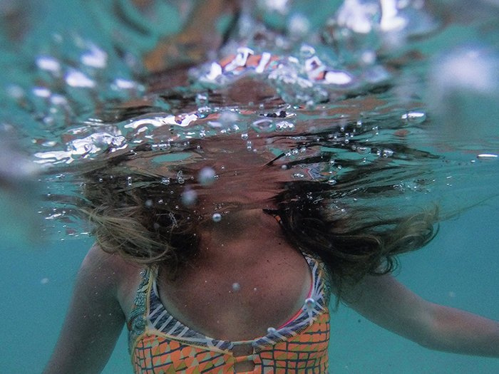 Fotografía submarina atmosférica de una nadadora