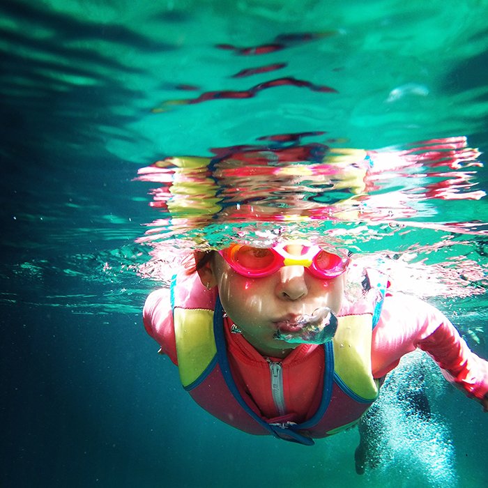Foto submarina atmosférica de un nadador