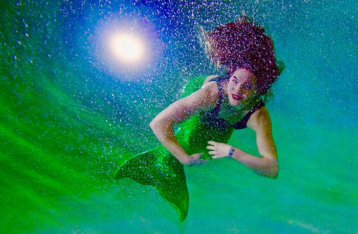 Fotografía de sirena colorida de una modelo femenina nadando bajo el agua