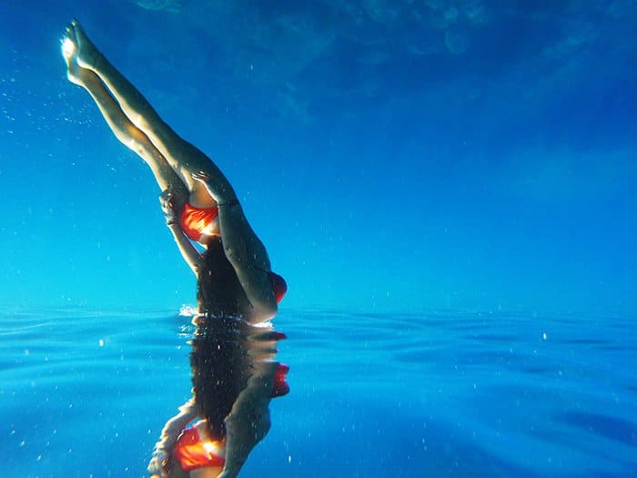un impresionante retrato submarino de una nadadora