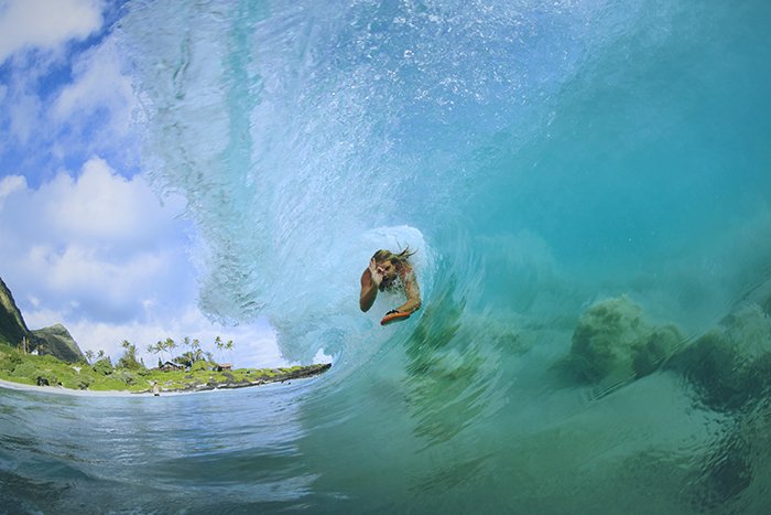 Un surfista profesional montando una gran ola: consejos para la fotografía submarina