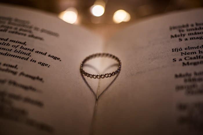 Imagen de primer plano del tema del día de San Valentín de un anillo entre libros.