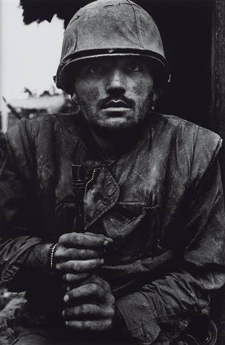 Un retrato en blanco y negro de un soldado por Don McCullin, mejores fotógrafos de guerra