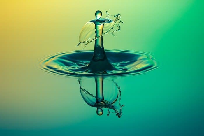 Fotografía de gota de agua colorida