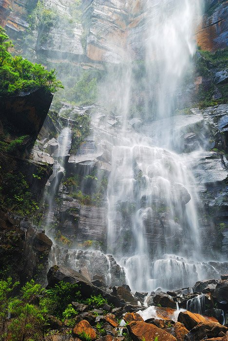 Bridal Veil Falls en Blackheath, Blackheath, Blue Mountains, NSW, Australia.  Corriendo aguas blancas sobre una cara rocosa