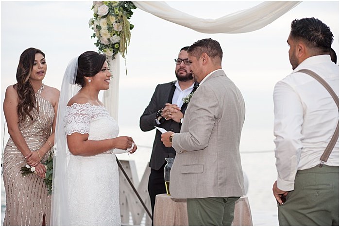 Un retrato de boda de la pareja que se va a casar en una recepción al aire libre - fotografía con flash de boda