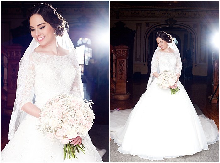 Un díptico de retrato de boda de la novia posando en el interior - fotografía con flash de boda