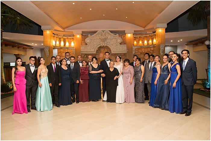 Una foto de grupo de una fiesta de bodas posando en el interior - fotografía con flash de boda
