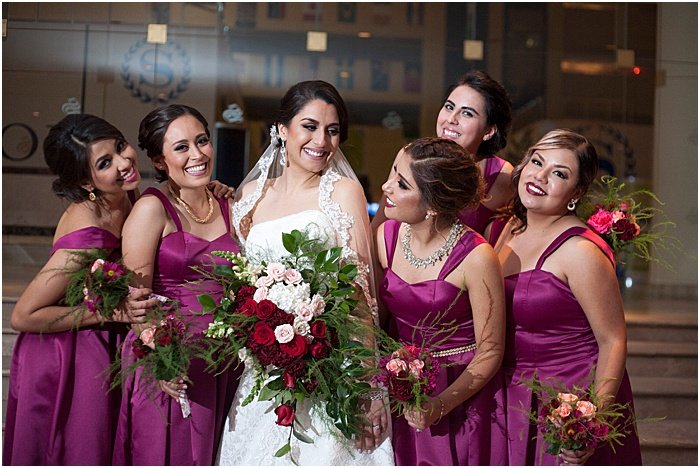 Una foto de grupo de una fiesta de bodas posando en el interior - fotografía con flash de boda