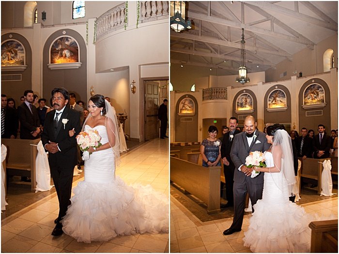 Un retrato de boda en díptico de la novia caminando por el pasillo y la pareja casándose - fotografía con flash de boda