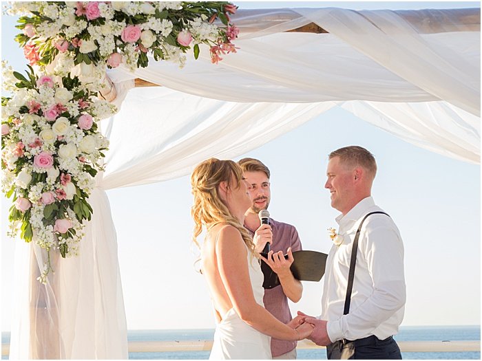 Un retrato de boda de la pareja que se casa al aire libre - fotografía con flash de boda