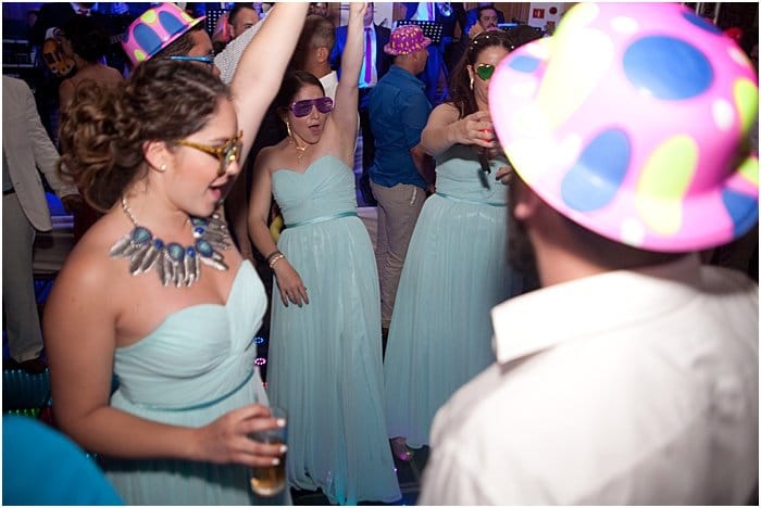 Una foto sincera de boda de invitados bailando - fotografía de boda con flash