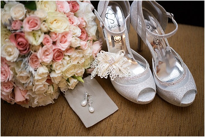 Bodegón de boda con flores, pendientes y zapatos - fotografía con flash de boda