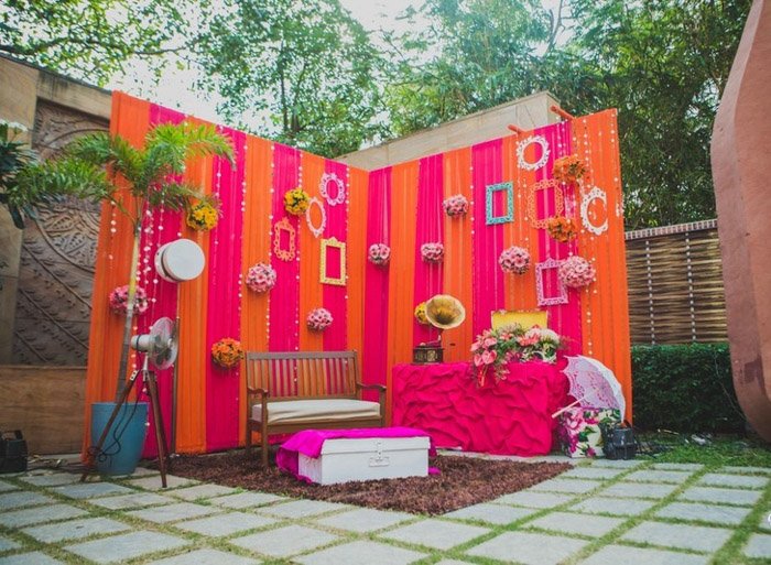 una imagen de una cabina de fotos de boda con tema de neón