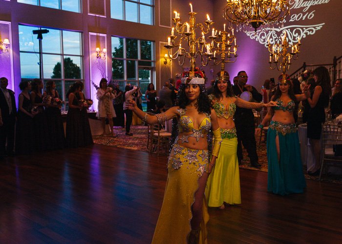 Bailarines en una boda árabe
