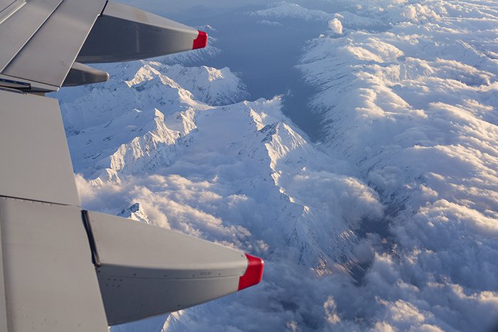 Foto de montañas con cimas nevadas tomadas desde un avión