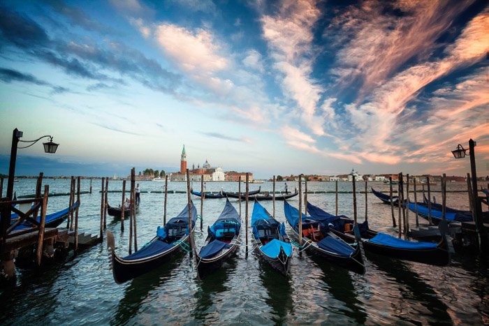 Una de las imágenes clásicas de Italia son las filas de las góndolas en Venecia.