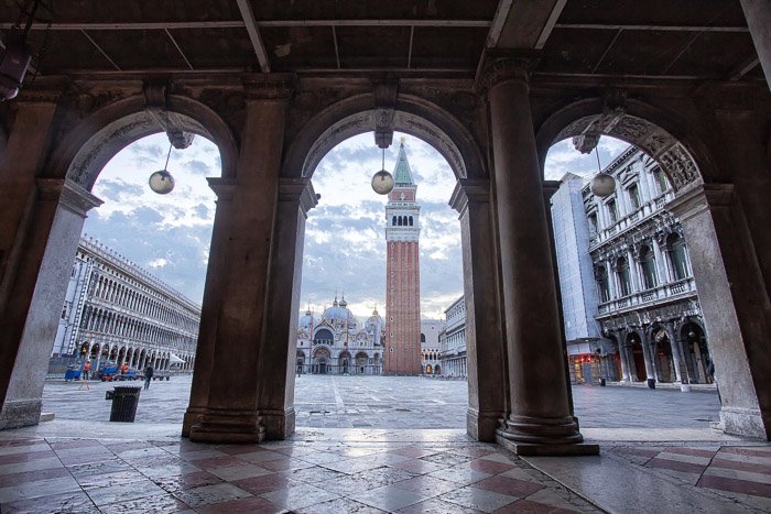 La Piazza San Marco atravesada por arcos de piedra - fotos de Venecia