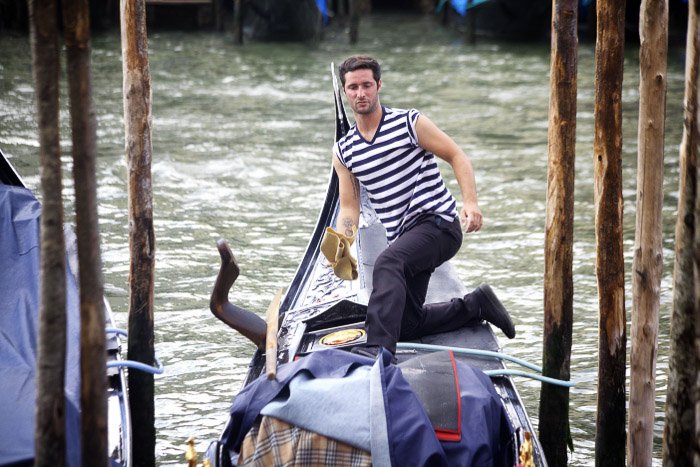 Un gondolero a lo largo del gran canal de Venecia.  Consejos de fotografía de Venecia
