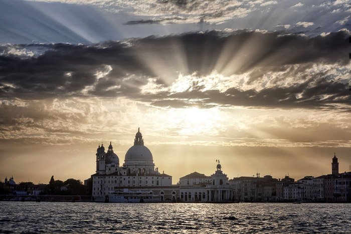 La puesta de sol mirando hacia Venecia desde San Giorgio Maggiore.