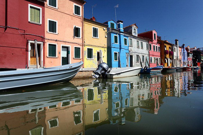 Las casas de colores a orillas de los canales de Venecia - fotos de venecia
