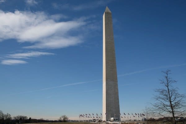 Foto de un obelisco contra el cielo azul, que demuestra el uso de líneas verticales en la composición fotográfica