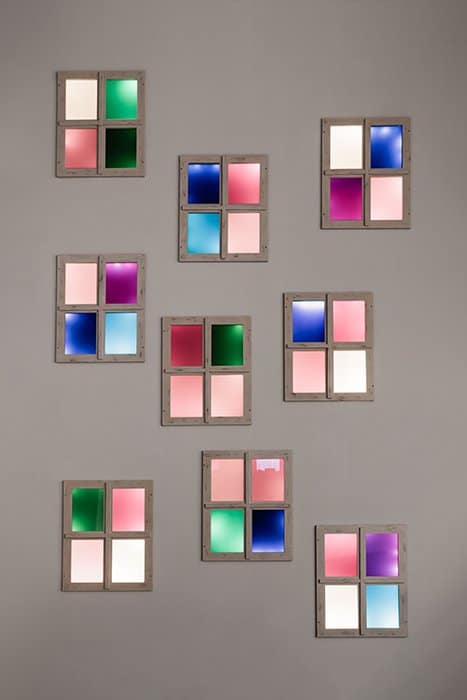 Composición fotográfica colorida de varias formas de alféizar de la ventana sobre un fondo neutro, utilizando colores vibrantes en la fotografía