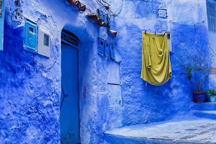 Chefchaouen, una ciudad marroquí llena de edificios de color azul brillante - fotografía vibrante y colorida