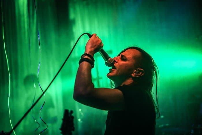 Foto del cantante de una banda de metal.