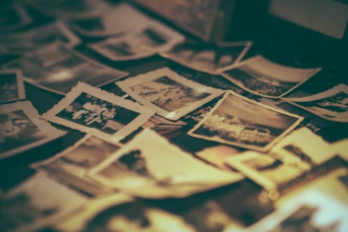 un bodegón de antigüedades fotos en blanco y negro - consejos de fotografía vintage