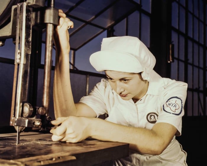 Fotografía vintage en tonos de color de una trabajadora de una fábrica
