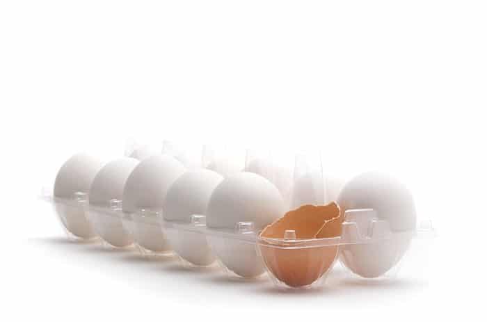 Foto de huevos perfectos de un ninc y uno roto