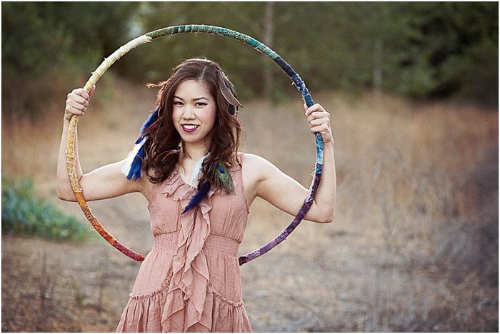 Una adolescente posando al aire libre con un hula hoop