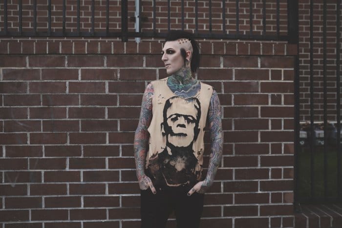 Un modelo masculino tatuado posando al aire libre - fotografía de tatuajes