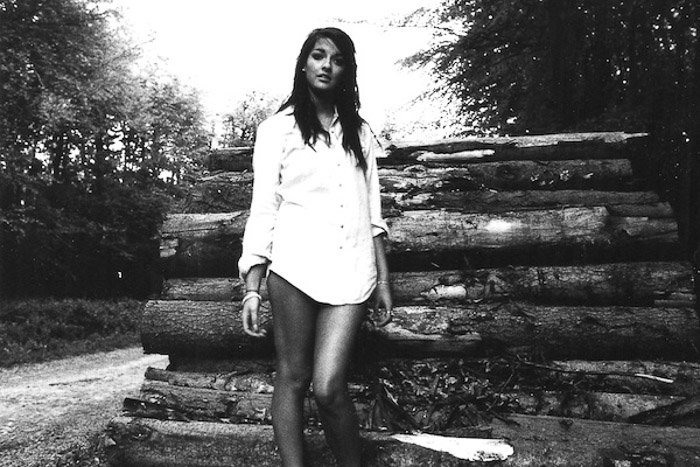 Retrato atmosférico de un modelo femenino filmado con película en blanco y negro