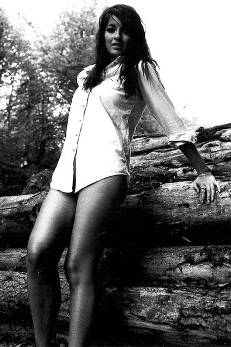 Retrato atmosférico de un modelo femenino filmado con película en blanco y negro