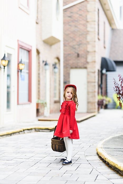 Fotografía de una niña con un vestido rojo tomada con el lente Art Sigma 85mm f / 1.4