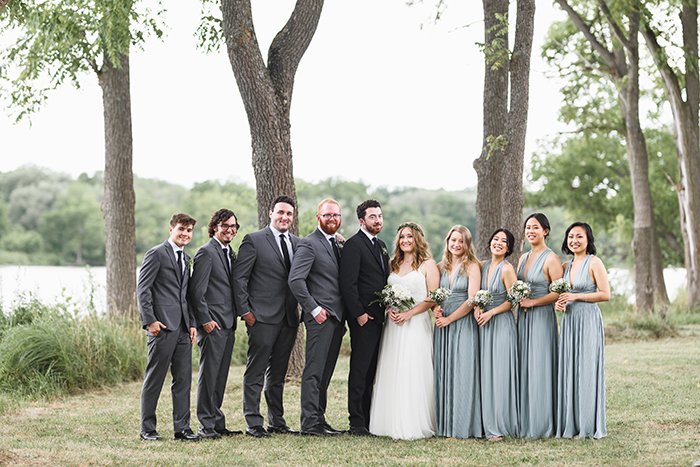 Un grupo en una ceremonia de boda fotografiado con una lente Art Sigma 85 mm f / 1.4