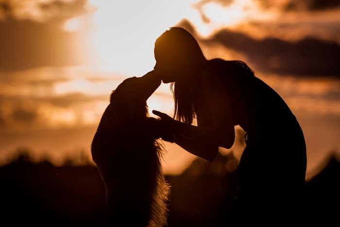 Cool foto de silueta de una chica besando a un perro