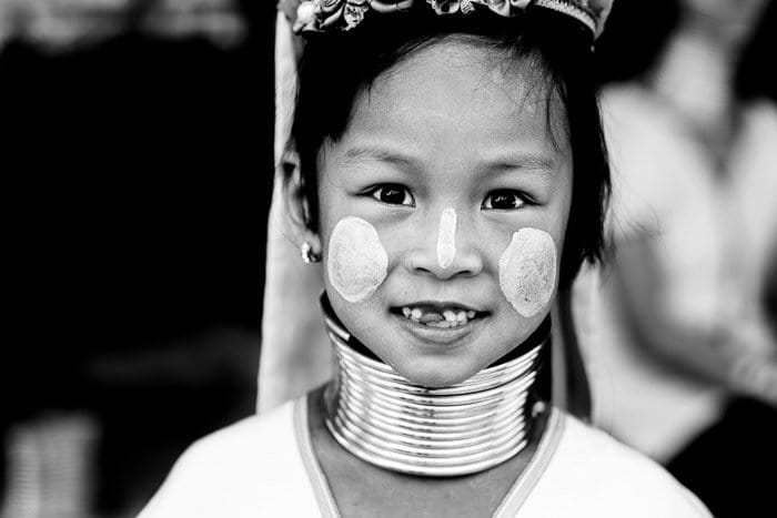 Un retrato de cerca de una joven chica Kayaw en traje tradicional y pintura facial - profundidad de campo vs profundidad de campo